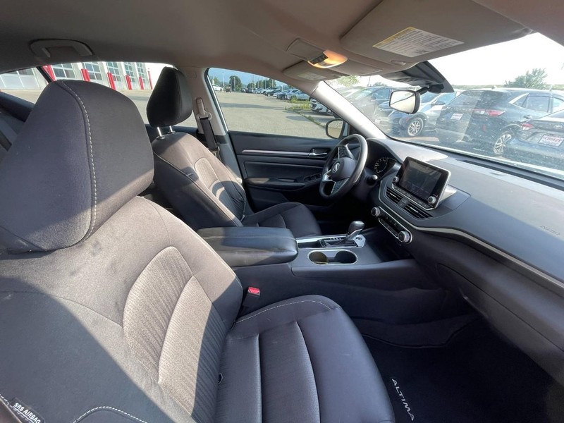 Nissan Altima Vehicle Image 03