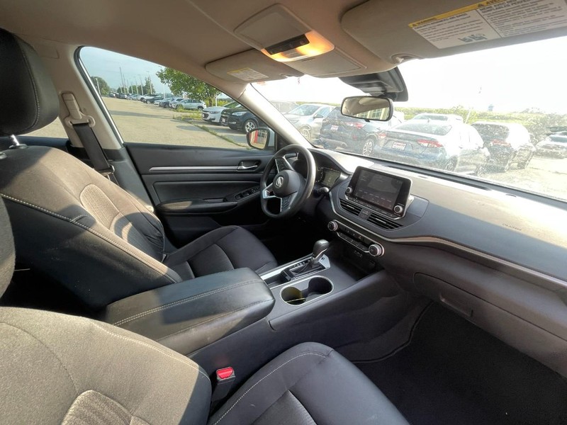 Nissan Altima Vehicle Image 04