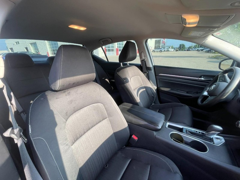 Nissan Altima Vehicle Image 05