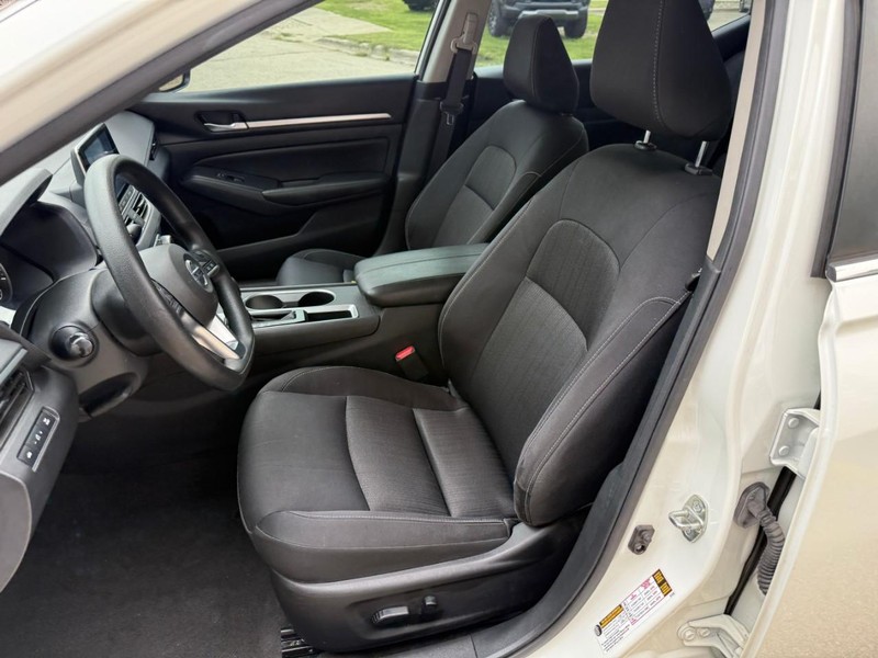 Nissan Altima Vehicle Image 09