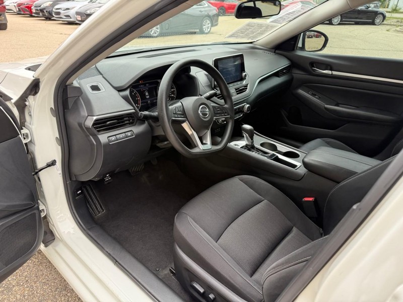 Nissan Altima Vehicle Image 10