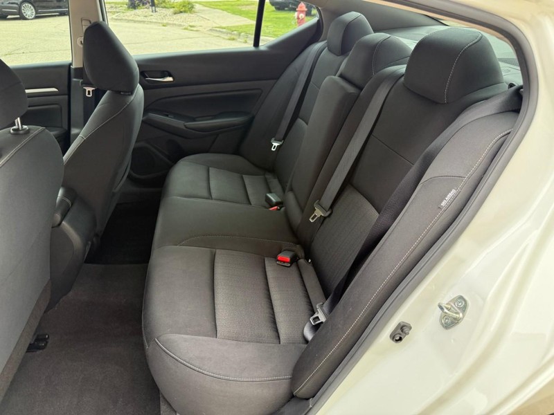 Nissan Altima Vehicle Image 11