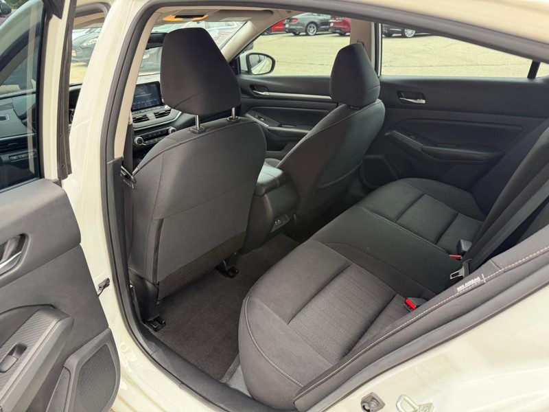Nissan Altima Vehicle Image 12