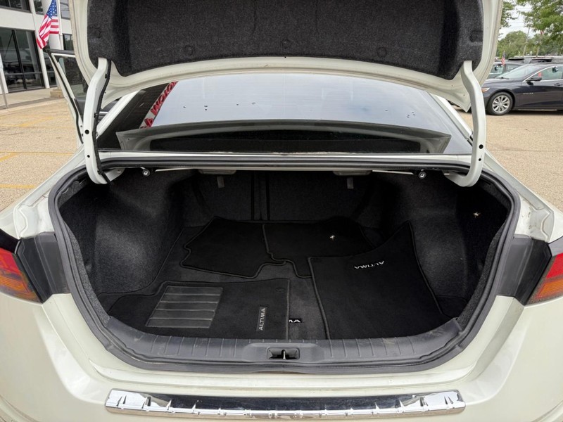 Nissan Altima Vehicle Image 13