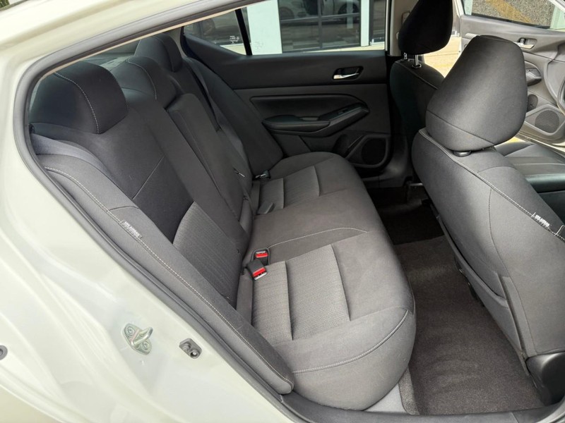 Nissan Altima Vehicle Image 14