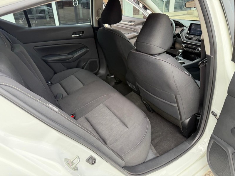 Nissan Altima Vehicle Image 15