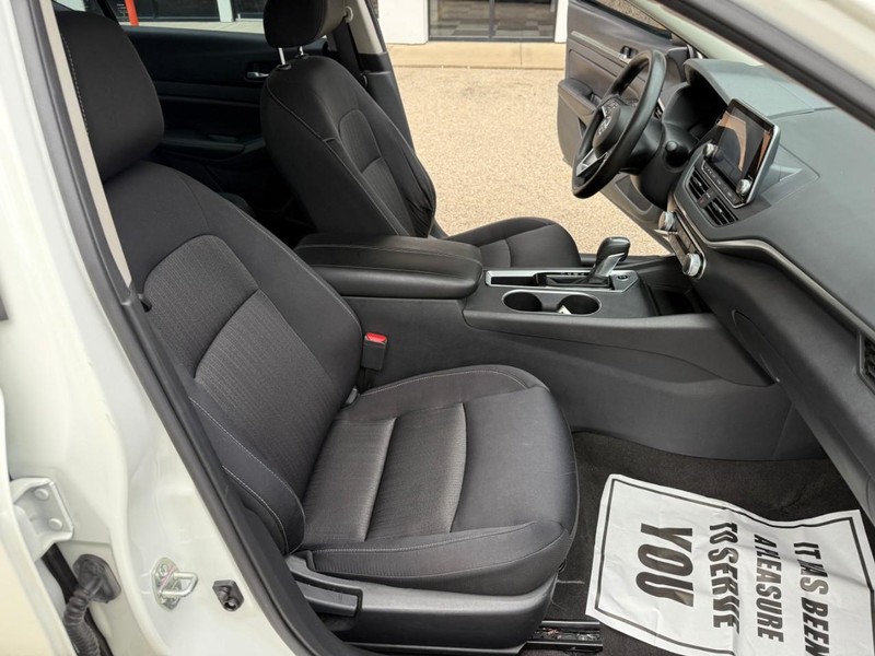 Nissan Altima Vehicle Image 16