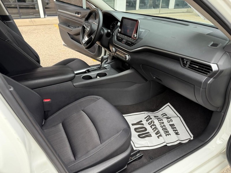Nissan Altima Vehicle Image 17