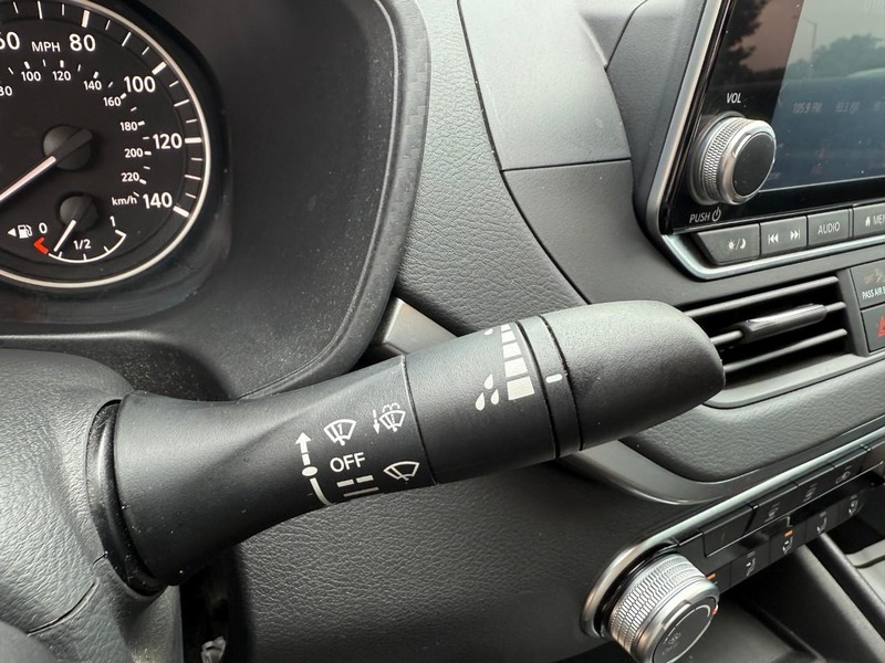 Nissan Altima Vehicle Image 22