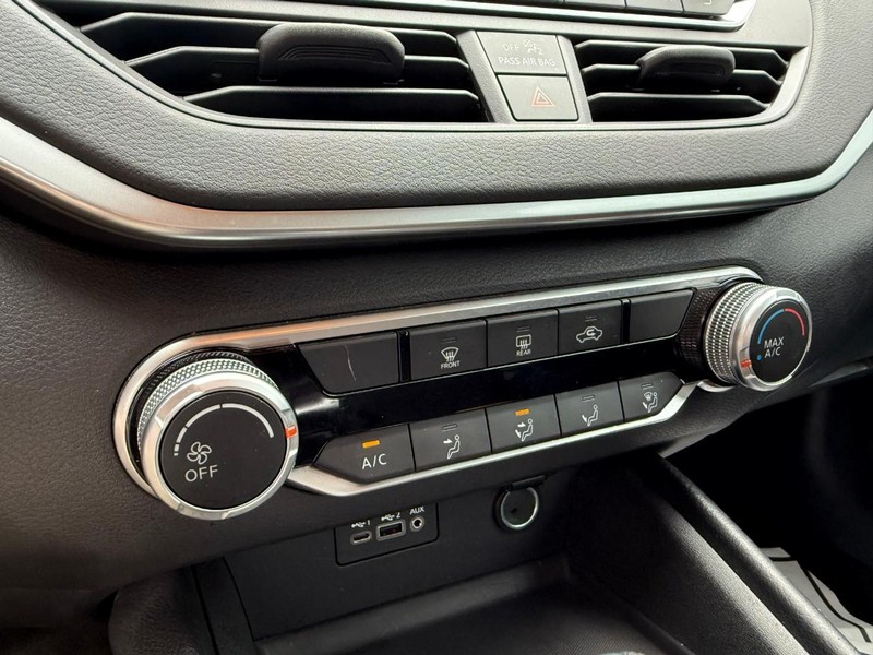 Nissan Altima Vehicle Image 26