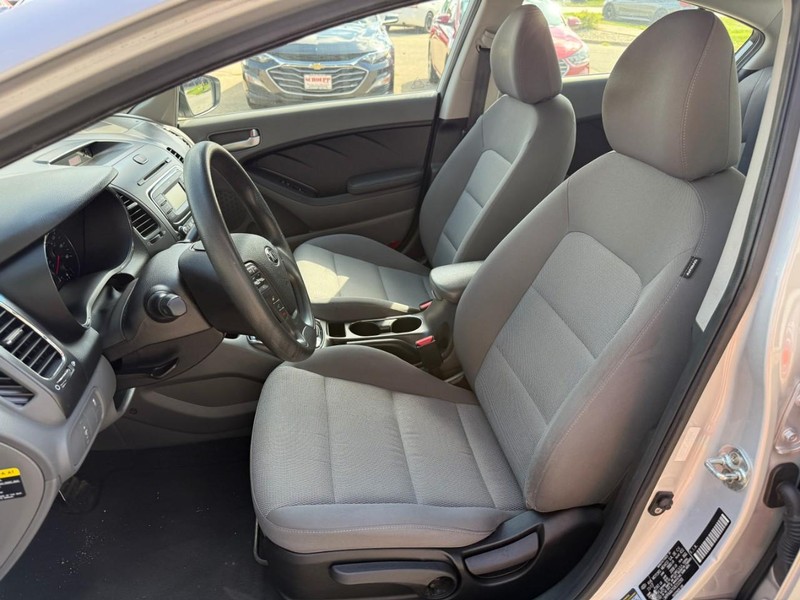 Kia Forte Vehicle Image 09