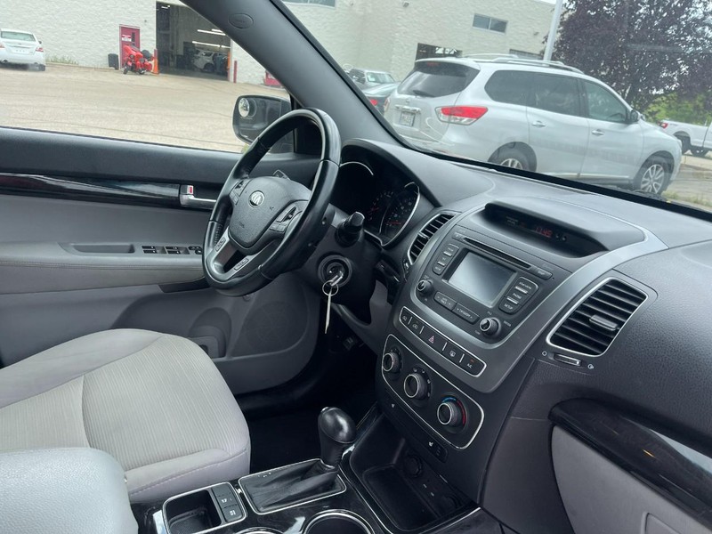 Kia Sorento Vehicle Image 02