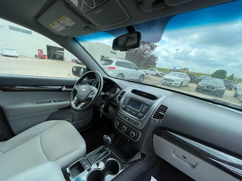 Kia Sorento Vehicle Image 05