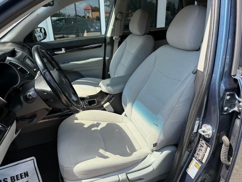 Kia Sorento Vehicle Image 09