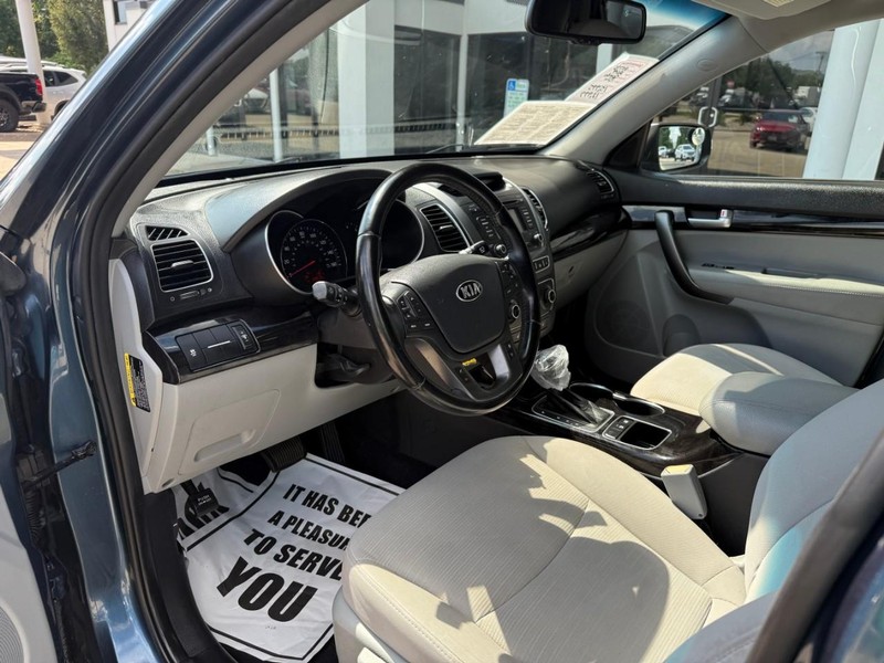 Kia Sorento Vehicle Image 10