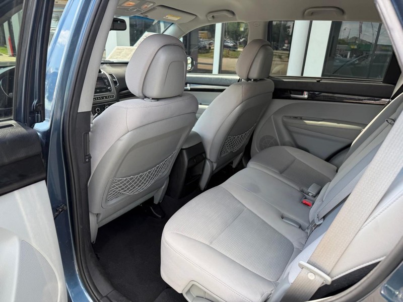 Kia Sorento Vehicle Image 12