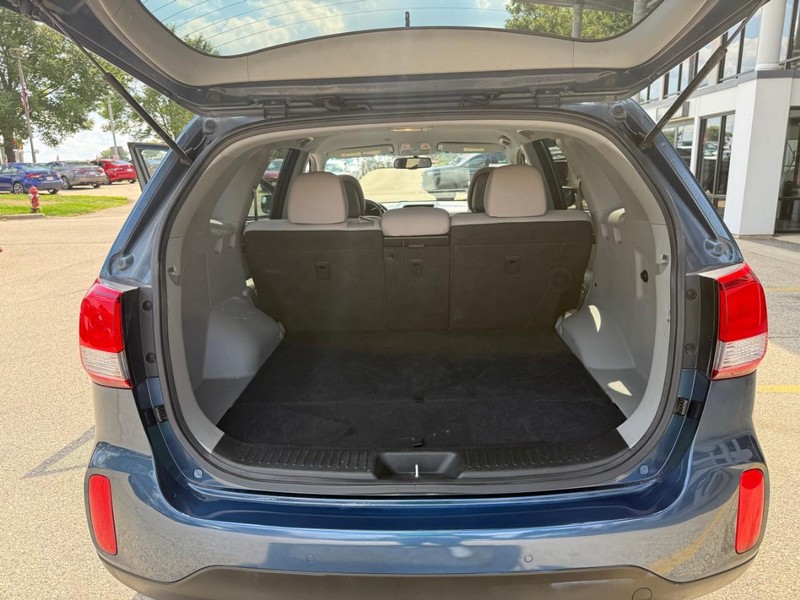 Kia Sorento Vehicle Image 13