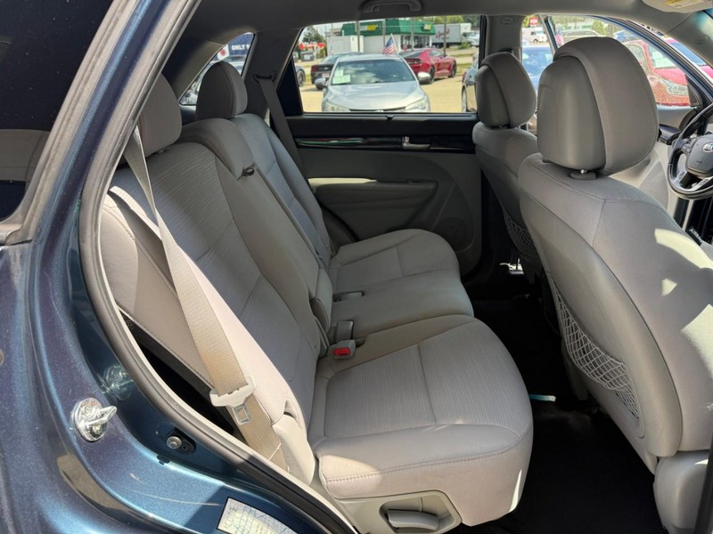 Kia Sorento Vehicle Image 14