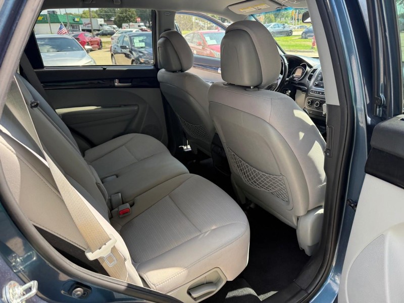 Kia Sorento Vehicle Image 15