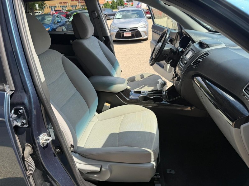 Kia Sorento Vehicle Image 16