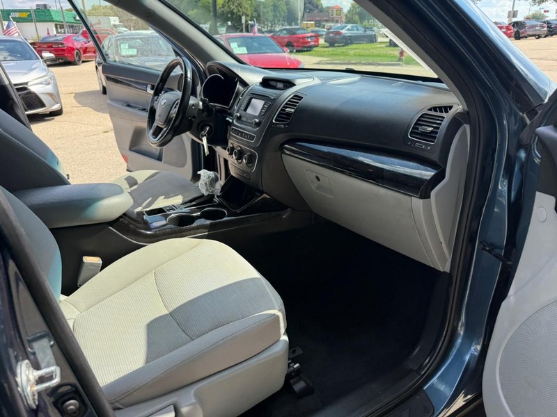 Kia Sorento Vehicle Image 17