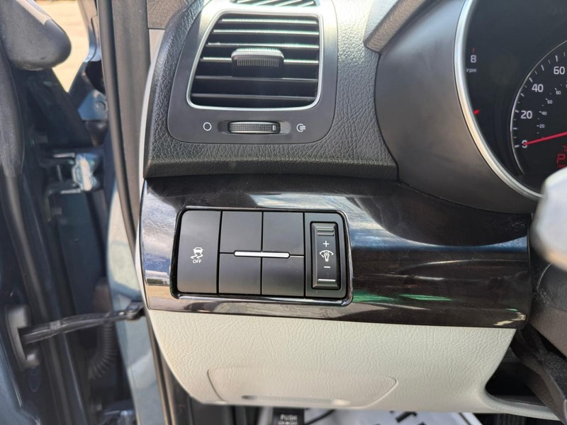 Kia Sorento Vehicle Image 18