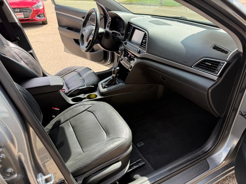 Hyundai Elantra Vehicle Image 17