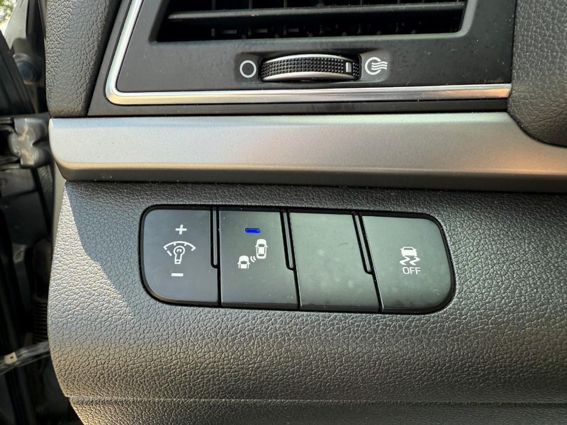Hyundai Elantra Vehicle Image 19