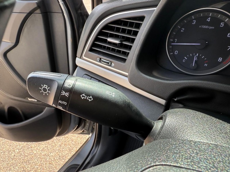 Hyundai Elantra Vehicle Image 22