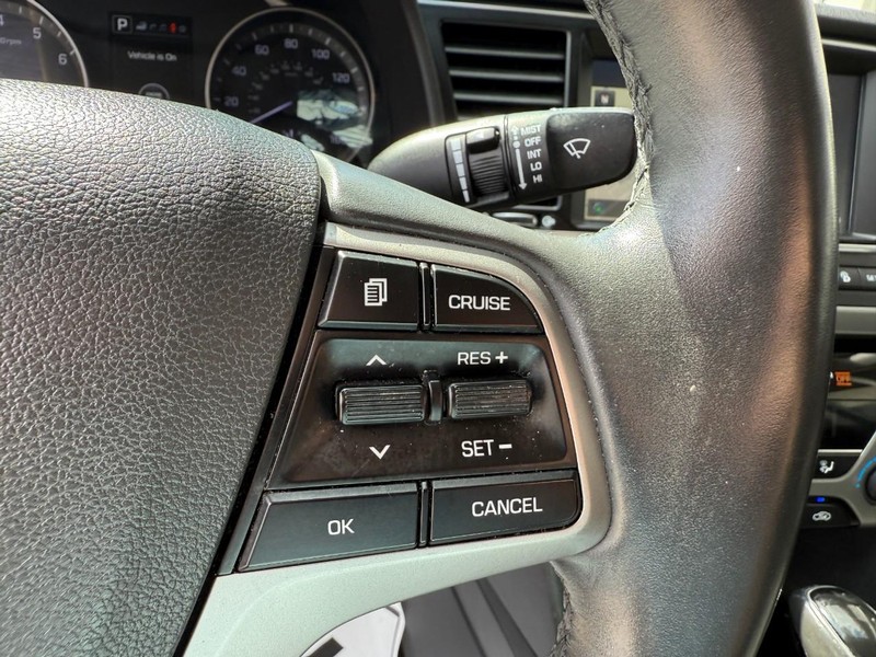 Hyundai Elantra Vehicle Image 24