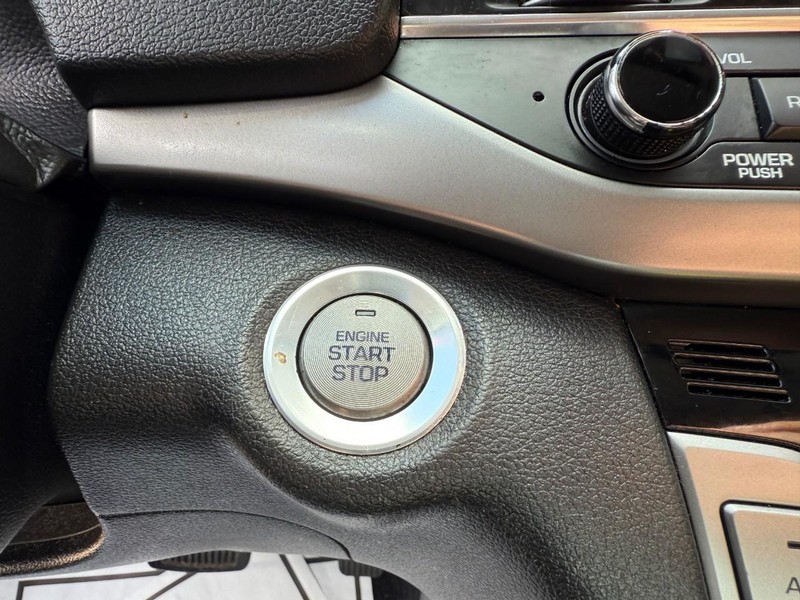 Hyundai Elantra Vehicle Image 26