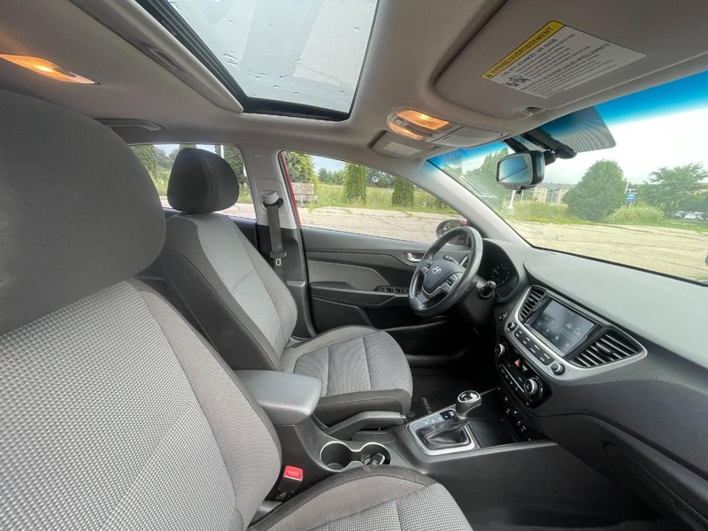 Hyundai Accent 4-Door Vehicle Image 03