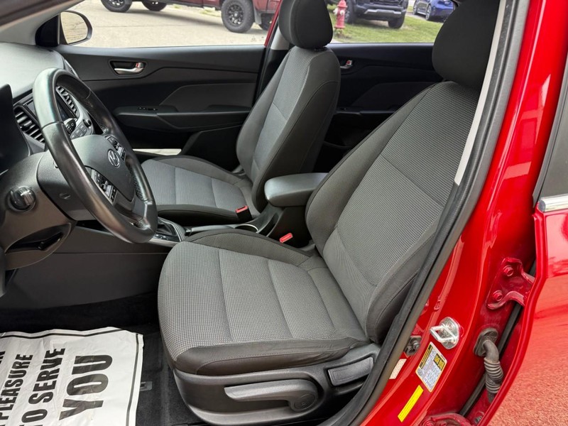 Hyundai Accent 4-Door Vehicle Image 09