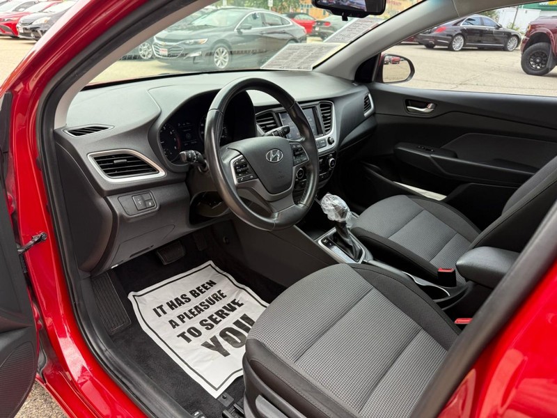 Hyundai Accent 4-Door Vehicle Image 10