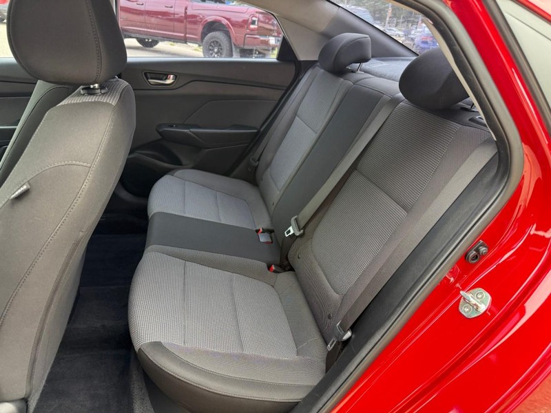 Hyundai Accent 4-Door Vehicle Image 11