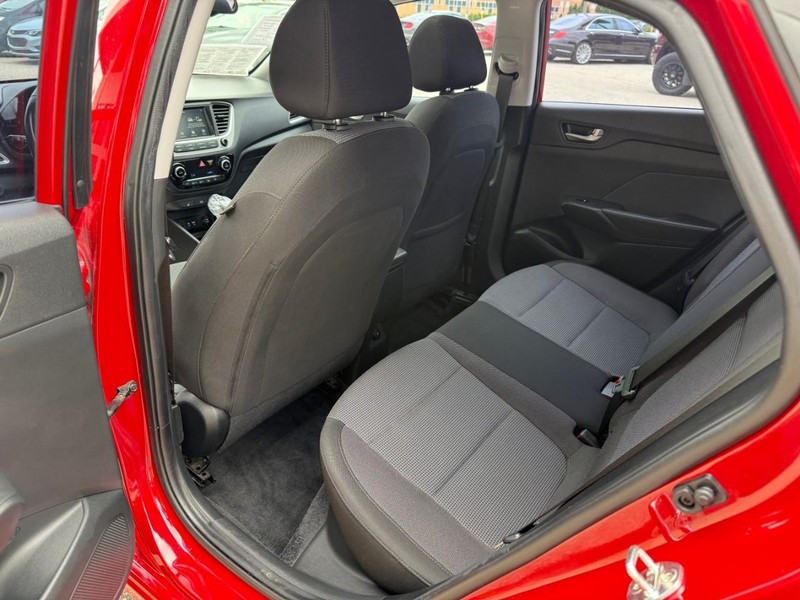 Hyundai Accent 4-Door Vehicle Image 12