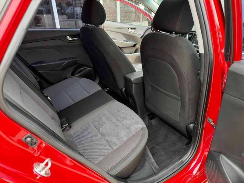 Hyundai Accent 4-Door Vehicle Image 15