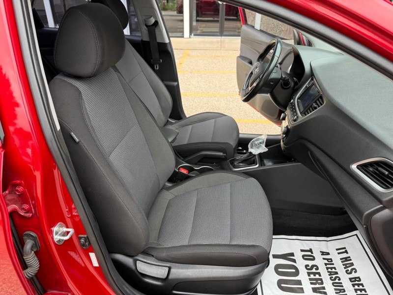 Hyundai Accent 4-Door Vehicle Image 16