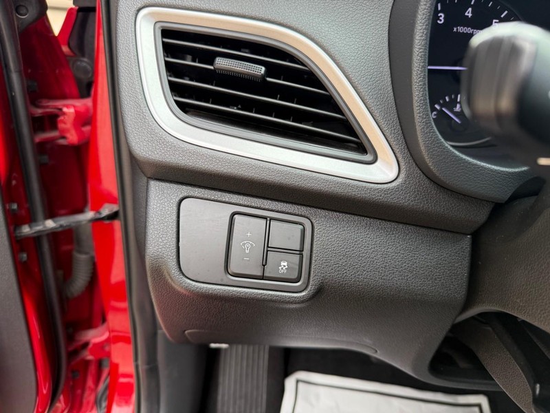 Hyundai Accent 4-Door Vehicle Image 18