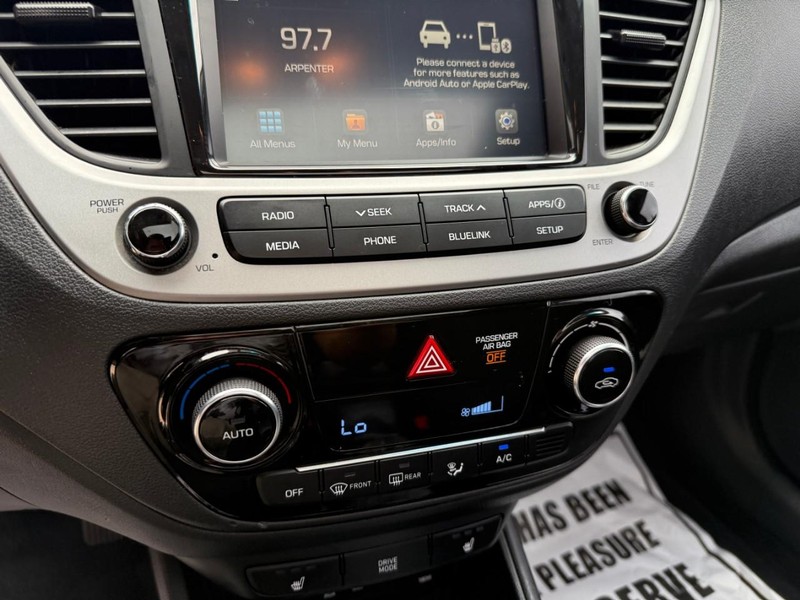 Hyundai Accent 4-Door Vehicle Image 27