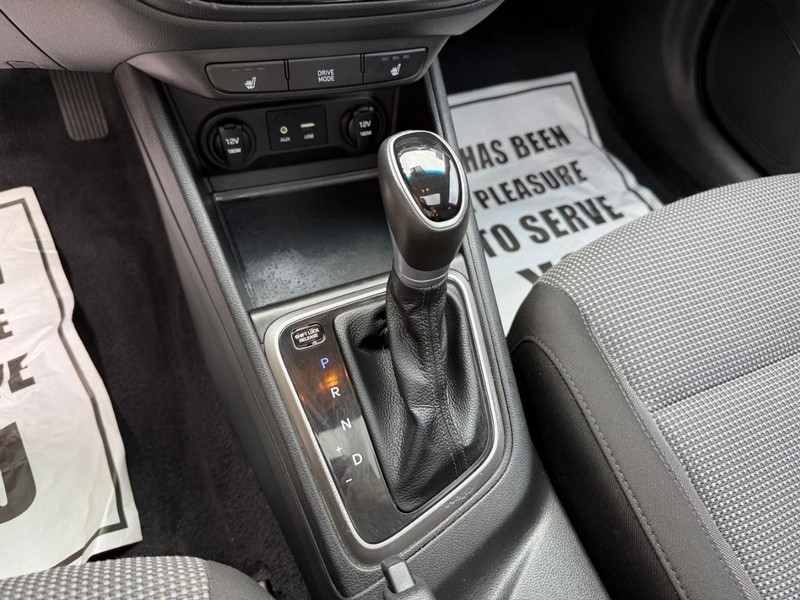 Hyundai Accent 4-Door Vehicle Image 31
