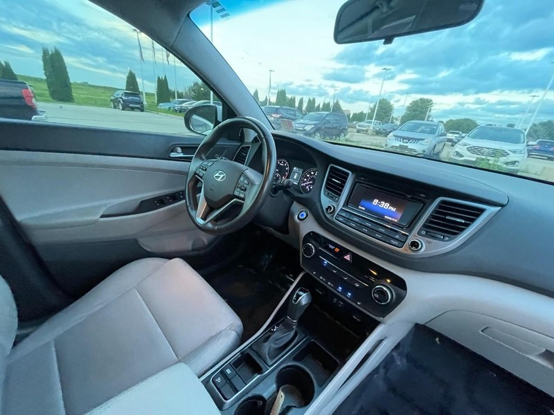 Hyundai Tucson Vehicle Image 05