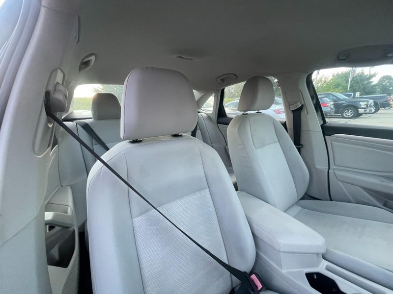 Volkswagen Jetta Vehicle Image 04
