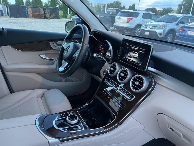 Mercedes-Benz GLC Vehicle Image 02