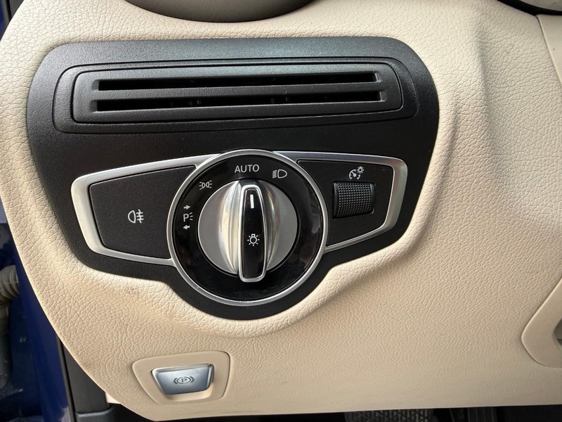 Mercedes-Benz GLC Vehicle Image 21