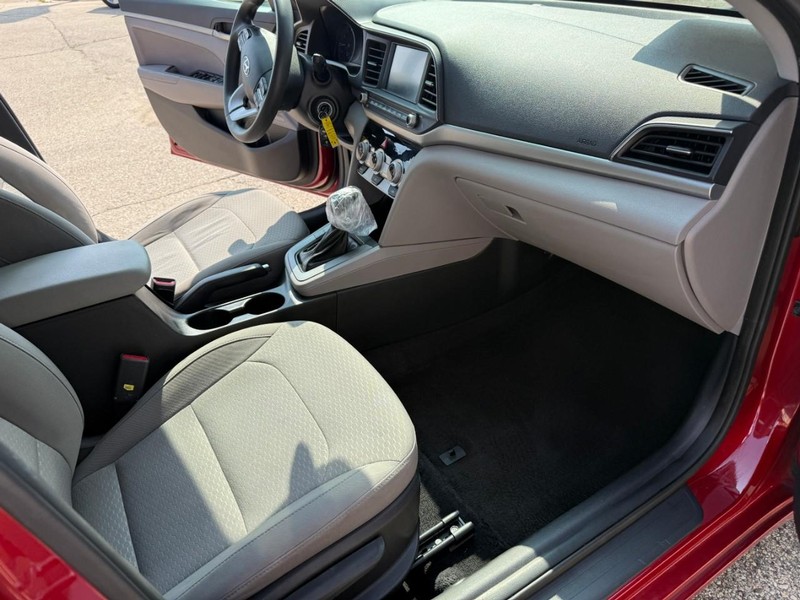 Hyundai Elantra Vehicle Image 16
