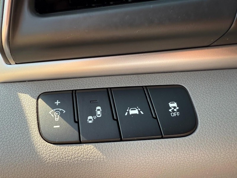 Hyundai Elantra Vehicle Image 17