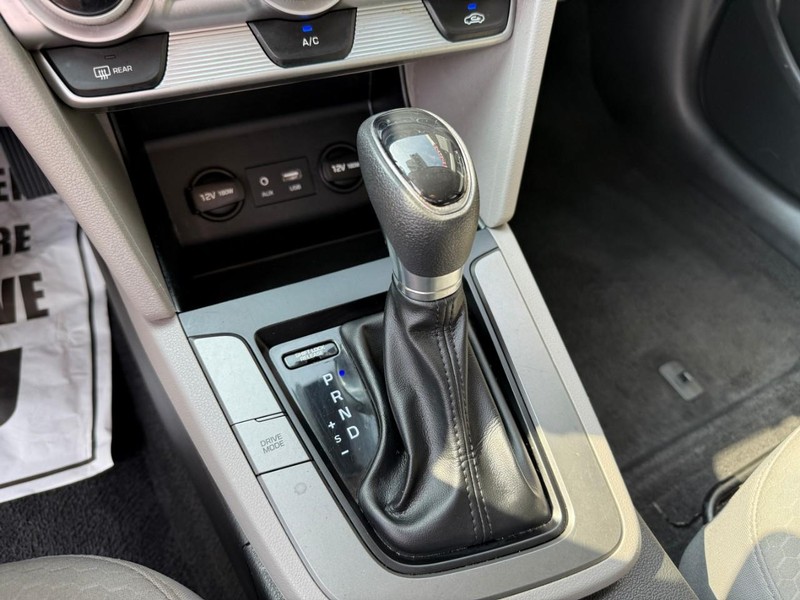 Hyundai Elantra Vehicle Image 26