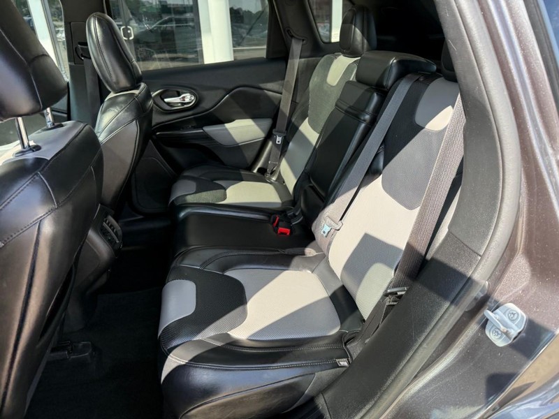 Jeep Cherokee Vehicle Image 11