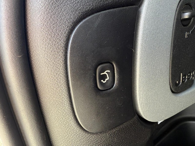 Jeep Cherokee Vehicle Image 14